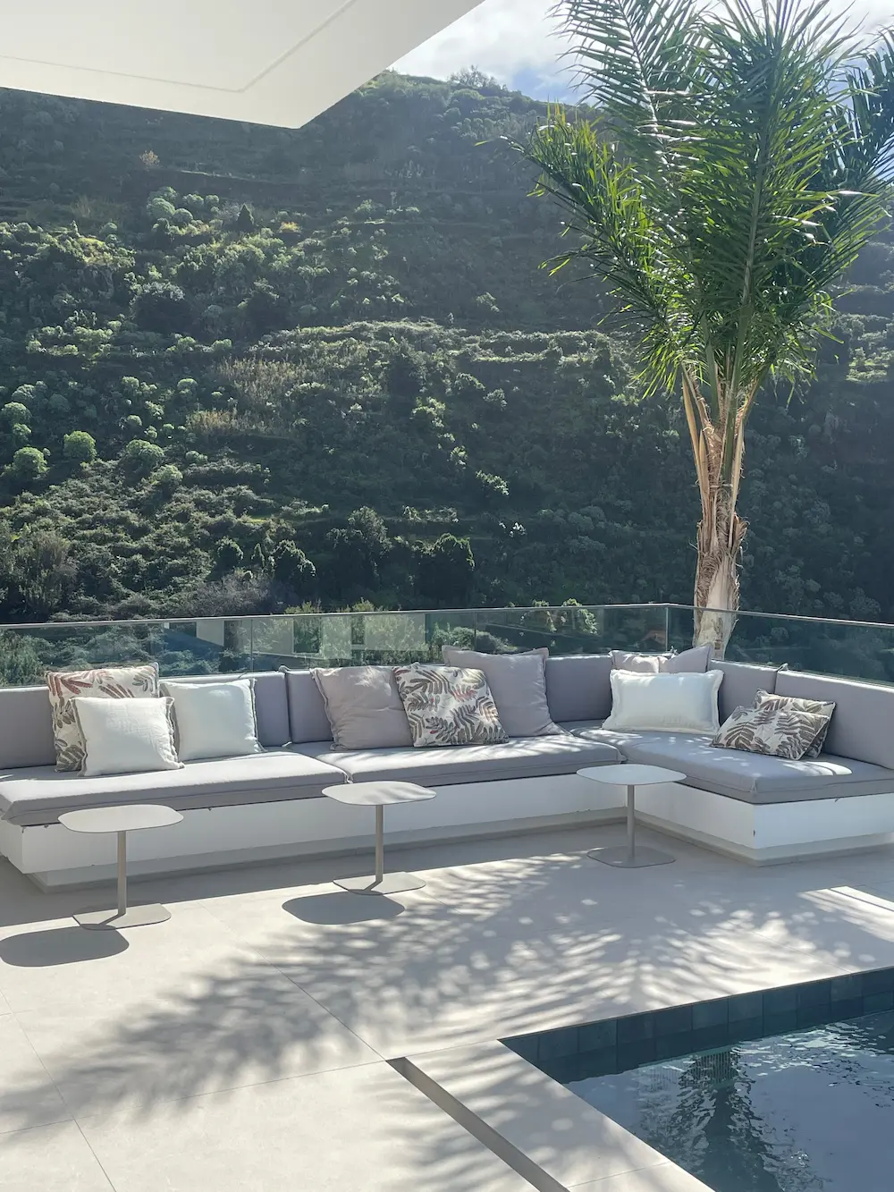 Detailansicht von Balkoneinrichtung – Interior Design in Düsseldorf und auf Madeira. 