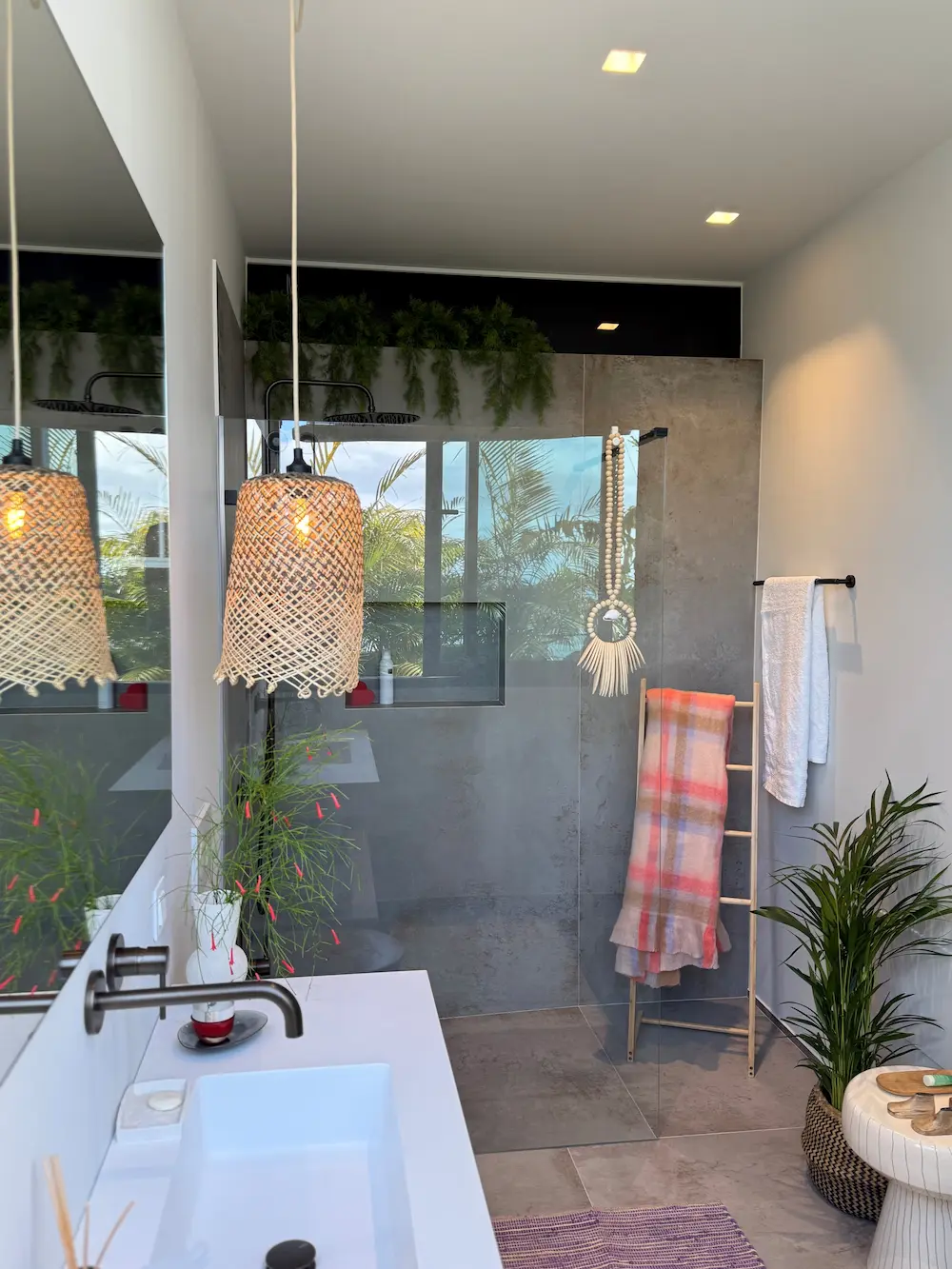 Lichtdurchflutetes Badezimmer mit Interior Design-Elementen im maritimem Stil.